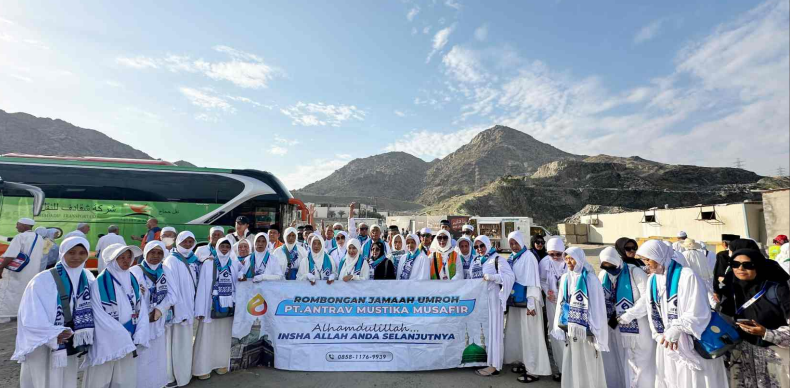 Jamaah PT Antrav Mustika Musafir Mengunjungi Jabal Tsur